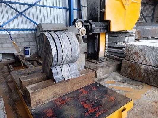 CNC Control Diamond Wire Saw Machine dengan presisi pemotongan tinggi dan empat spindle linkage untuk pemotongan batu