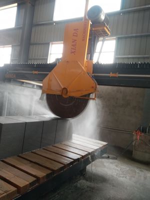 Mesin pemotong gergaji jembatan blok tengah jenis berat yang efisien