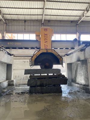 Mesin pemotong jembatan CNC dengan gerakan meja otomatis