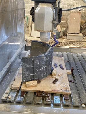 Stabil berjalan 4 sumbu Arc Slab Kolom Mesin Ukiran