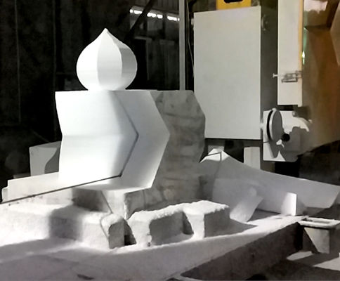 Mesin gergaji kawat berlian 5 sumbu CNC dengan meja kerja berputar 360 ° untuk bentuk 3D