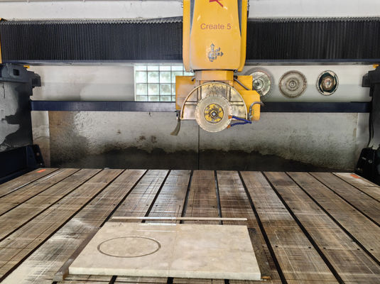 Mesin pemotong gergaji jembatan otomatis 5 sumbu untuk pemotongan profil granit