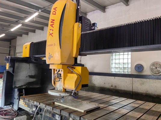 Mesin pemotong gergaji jembatan otomatis 5 sumbu untuk pemotongan profil granit