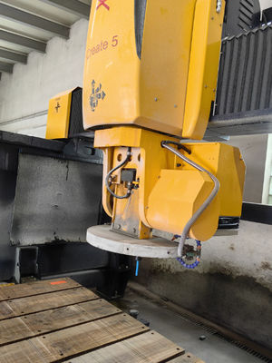 Mesin pemotong gergaji jembatan otomatis 5 sumbu untuk pemotongan profil granit