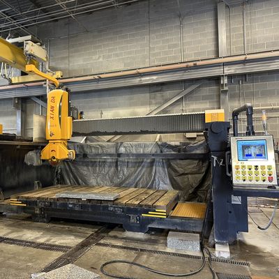 Mesin pemotong gergaji jembatan otomatis dengan daya 18,5KW dan berat kotor 8000kg