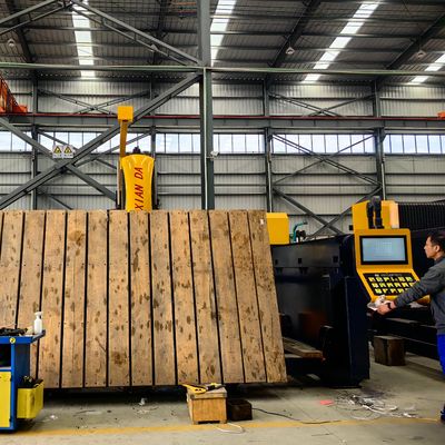 Mesin pemotong gergaji jembatan otomatis dengan daya 18,5KW dan berat kotor 8000kg