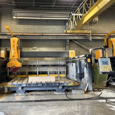 Memotong presisi dengan mesin pemotong batu 5 sumbu dan perjalanan angkat maksimum 500mm