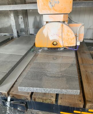 Mesin Potong Jembatan 4+1 Axis dengan Meja Kerja 3200x2000mm dan Daya Motor 15kw/18.5kw untuk Pemotongan Batu Presisi