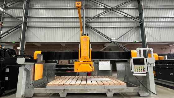 Mesin Potong Batu Jembatan Cerdas 4-Axis dengan Mata Gergaji 600mm Sistem CNC Kelas Atas untuk Pemrosesan Slab Granit Marmer