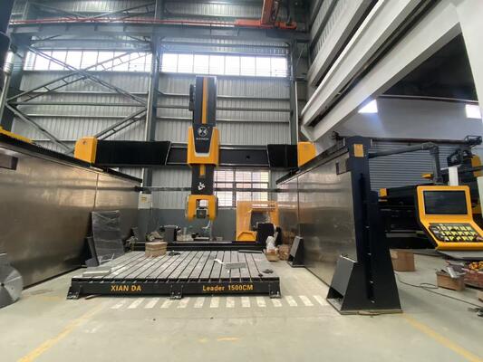 Mesin Pemotong Gergaji Jembatan Router CNC 5-Axis dengan Kontrol Simultan 5-Axis, Spindel BT40 20 kW, dan Desain Meja Hibrida