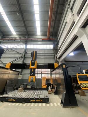Mesin Pemotong Gergaji Jembatan Router CNC 5-Axis dengan Kontrol Simultan 5-Axis, Spindel BT40 20 kW, dan Desain Meja Hibrida