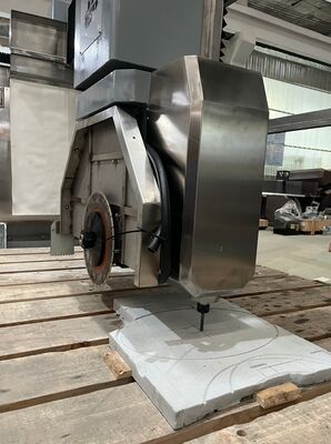 Mesin Potong Batu Bridge 5-Axis dengan Sistem DDX Italia, Mata Gergaji 900mm, dan Akurasi Pemotongan ±0.1 mm