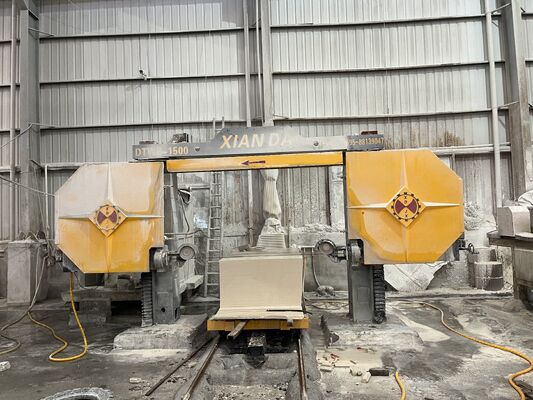 Mesin gergaji kawat berlian CNC dengan diameter manik-manik 8,8mm dan gerakan simultan empat sumbu untuk efisiensi tinggi Waktu hidup panjang