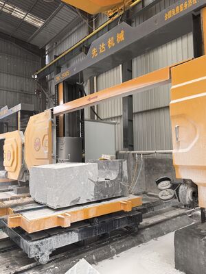 Mesin Gergaji Kawat Berlian CNC Presisi Tinggi XIANDA CNC-2500SA dengan Kapasitas Beban 20 Ton dan Meja Putar Servo 360 Derajat untuk Pemrofilan Batu