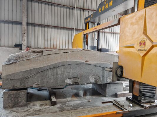 Mesin Gergaji Kawat CNC Bergerak Gantry dengan Empat Roda Gila untuk Pemotongan Balok Batu Besar 3500 × 3500 × 2200 mm