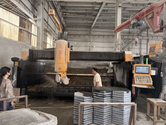 Mesin pemotong gergaji jembatan CNC 5 sumbu dengan putaran pisau 360 ° untuk pengolahan batu 3200x2000mm