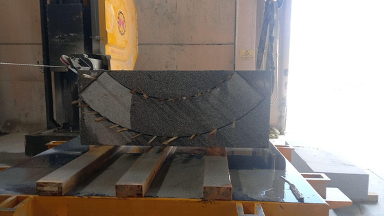 Xianda 4-Axis CNC Diamond Wire Saw Machine dengan 360 ° Servo-Rotary Table dan 20 Ton Kapasitas Beban untuk Pemotongan Batu