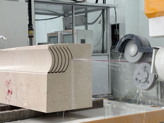 Mesin gergaji kawat berlian CNC dengan meja berputar 360 ° dan spindle 15KW untuk presisi pemotongan tinggi