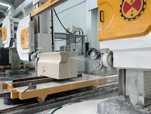 Mesin gergaji kawat berlian CNC dengan meja berputar 360 ° dan spindle 15KW untuk presisi pemotongan tinggi