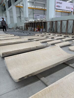 Mesin gergaji kawat berlian CNC dengan meja berputar 360 ° dan spindle 15KW untuk presisi pemotongan tinggi