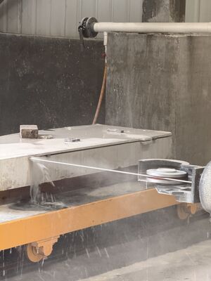 Mesin gergaji kawat berlian CNC empat sumbu dengan ukuran pemrosesan maksimum 2500 × 3000 × 1500mm dan pengurang presisi tinggi & servo motor